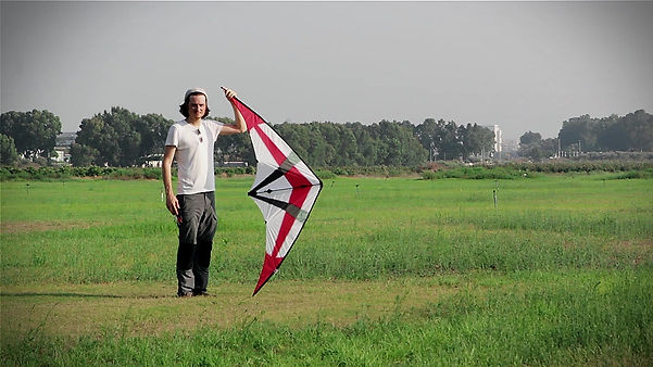 Artist Stanislav Golovin flies a kite to the sound of Mozart | האמן סטניסלאב גולובין מטיס עפיפון לצלילי מוצרט